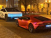 Jeden jezdil v cybertrucku, druhý v lamborghini.