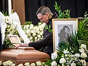 Gábor Boráros plá�e nad rakví své bývalé lásky.