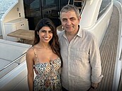Mia Khalifa a Rowan Atkinson na um�lou inteligencí vytvo�ené fotografii.