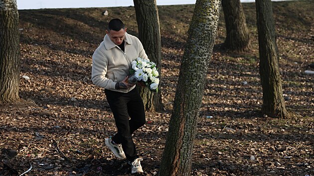 Gábor Boráros p�inesl k míst� nehody kytky. Ma�arským médiím se pak sv��il, �e...