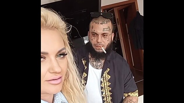 Leo Beránek s Karolínou Kavalovou, která se proslavila tane�kem na policejním...