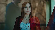 Titulní hrdinka se sna�í p�sobit klidn�, i kdy� se kolem ní za�íná stahovat...