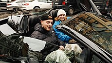 Lamborghini s vyklopenými dve�mi na plo�e u pr�myslovních budov. Bórik a jeho...