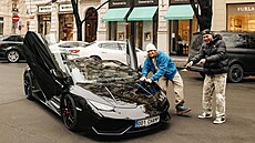 Lamborghini zaparkované uprost�ed Pa�í�ské ulice.