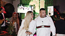 Karlos Vémola si p�i�el pro Lelu do klubu, kde probíhal k�est kalendá�e Andrey...