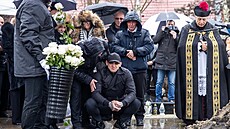 Moni�ina snoubence Roderika museli podpírat.