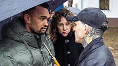 Moni�ina snoubence Roderika museli podpírat.