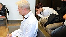 Jind�ich �anda a Michaela Nosková u soudu