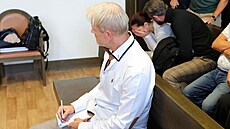 Jind�ich �anda a Michaela Nosková u soudu