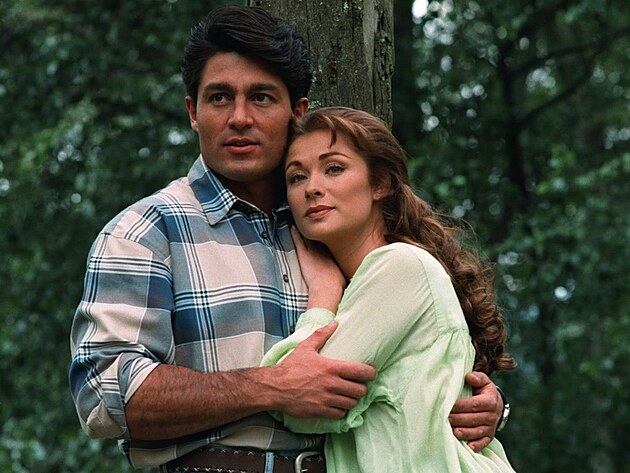 P�vabná Esmeralda se svojí láskou José Armandem.