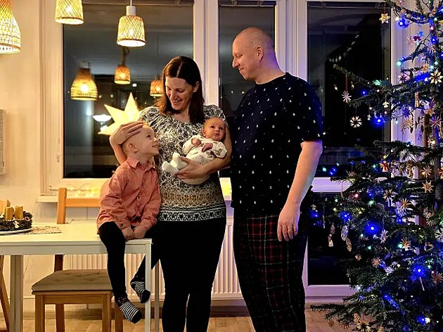 Rodina pohromad� doma, star�� syn vedle maminky a t�ty, v n�ru�� nejmlad�� �len.