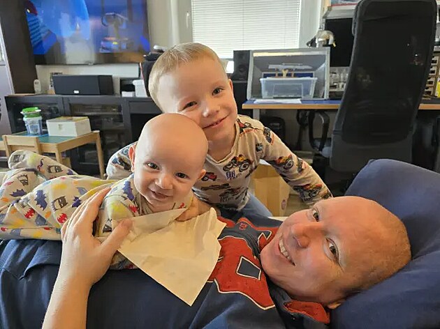 Chv�le, kv�li kter�m se nevzd�v�. Rodina pohromad� doma, star�� syn vedle...