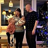 Rodina pohromad� doma, star�� syn vedle maminky a t�ty, v n�ru�� nejmlad�� �len.