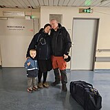 Prvn� dny, kdy se �ivot zmen�� na nemocni�n� chodbu a jednu ot�zku, co bude d�l. Honza s man�elkou a synem p�ed neurochirurgi�.