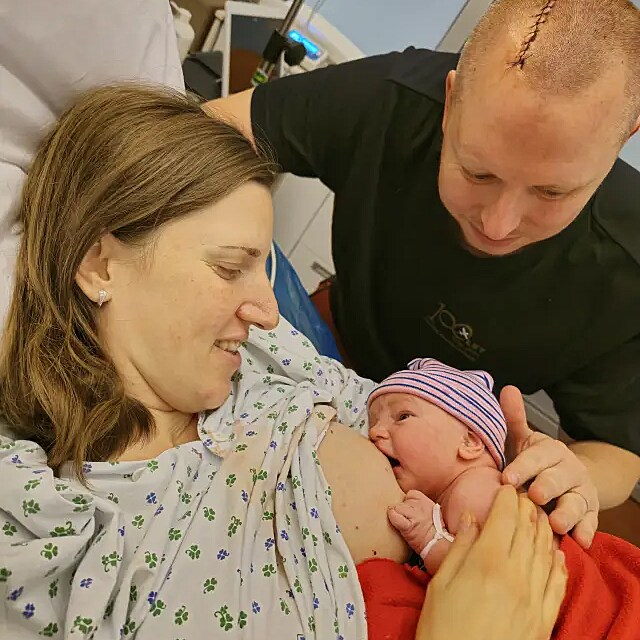 Porod, kter� m�l b�t jen radost. Honza se stehy na hlav� u prvn�ch okam�ik� se synem, rodina dr�� p�i sob� i uprost�ed l��by.