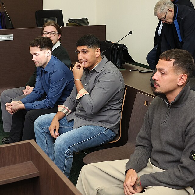 Jan Strach a jeho kump�ni na lavici ob�alovan�ch