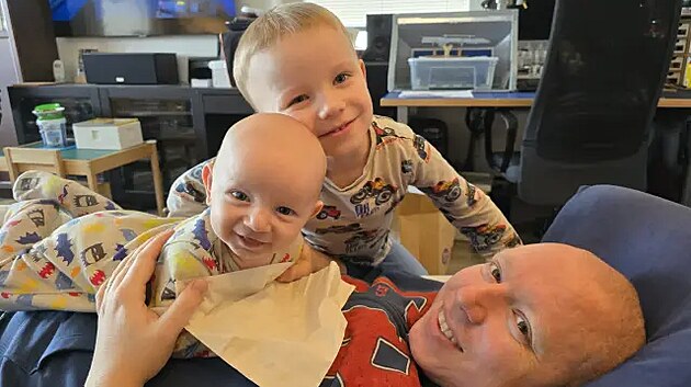 Chvíle, kv�li kterým se nevzdává. Rodina pohromad� doma, star�í syn vedle...