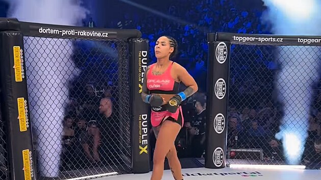 Angie Mangombe z�pasila v Clashi t�hotn�