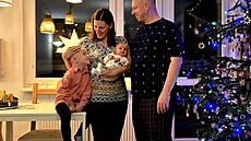 Rodina pohromad� doma, star�í syn vedle maminky a táty, v náru�í nejmlad�í �len.