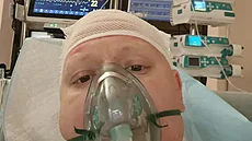 Bez p�íkras. Honza po zákroku v nemocnici, s obvazem a pod dohledem p�ístroj�.