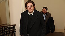 Jan Strach p�ichází k soudu.