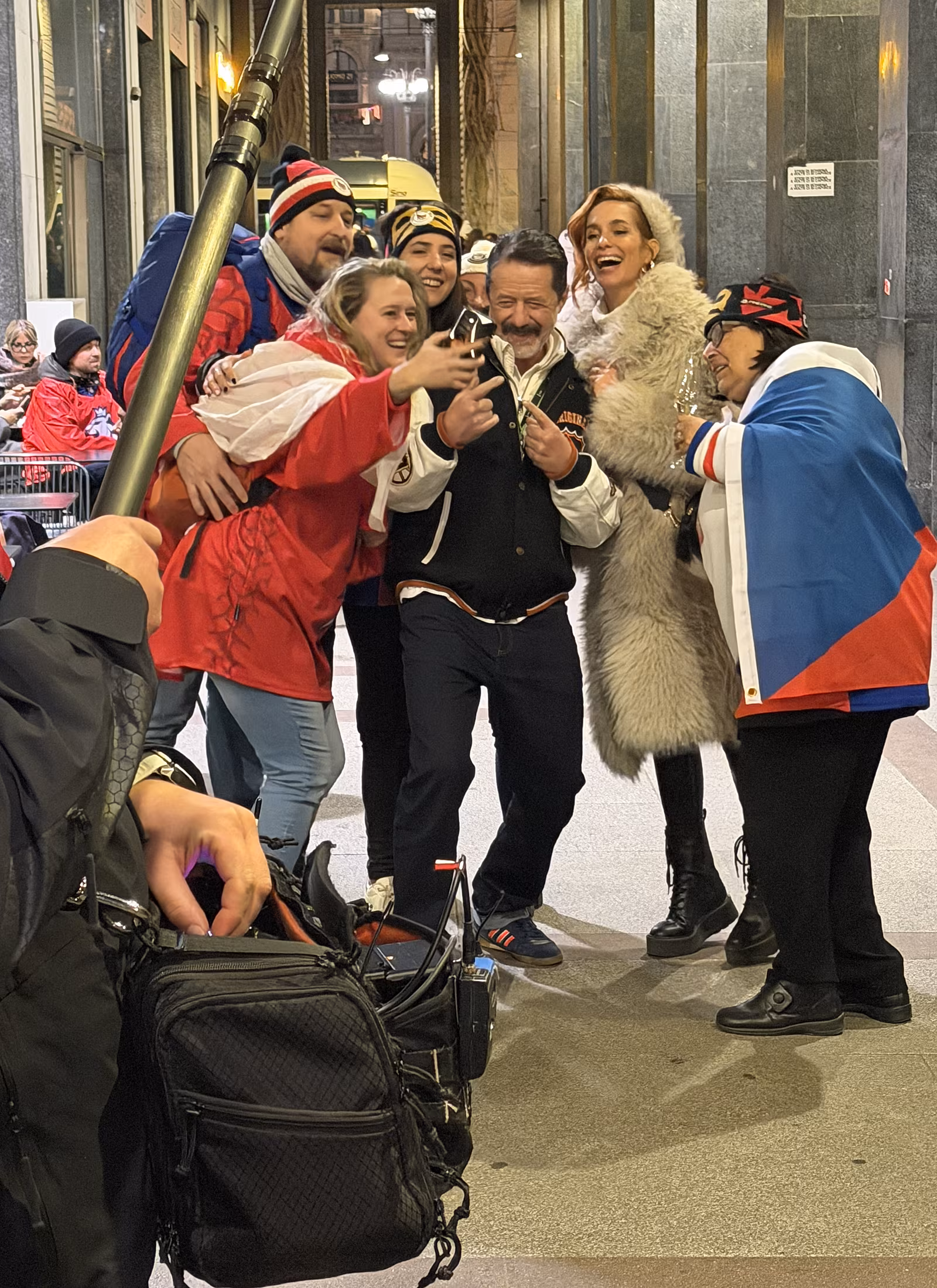 Ji�� Langmajer alias tren�r Hrouzek v Mil�n� s �esk�mi fanou�ky.