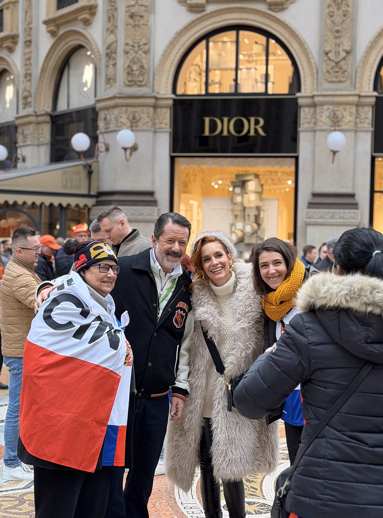 Ji�� Langmajer alias tren�r Hrouzek v Mil�n� s �esk�mi fanou�ky.