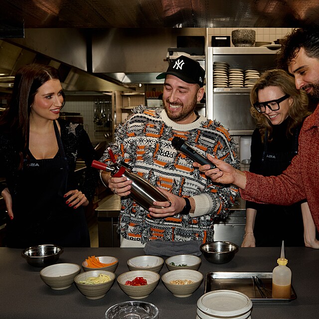 V kuchyni to �ilo: Patrik G�me� a zp�va�ka Elisabeth Kopeck� u p��pravy j�dla, do kter�ho se prom�tlo mango jako hlavn� motiv.