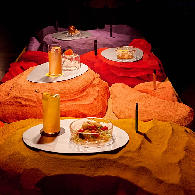 Serv�rov�n� jako sc�nografie: �ty�i chody a p�rov�n� s drinky m�ly vlastn� �kulisy� a jasnou vizu�ln� linku.