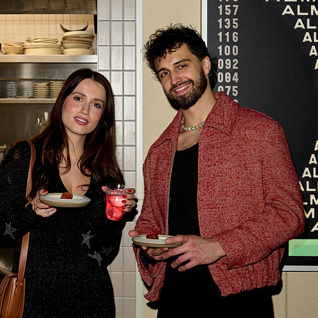 Zp�va�ka Elisabeth Kopeck� pat�ila mezi hosty ve�era a zapojila se i do p��pravy mangov�ho sal�tu. Cel�m ve�erem prov�zel herec a zp�v�k �imon Bilina.