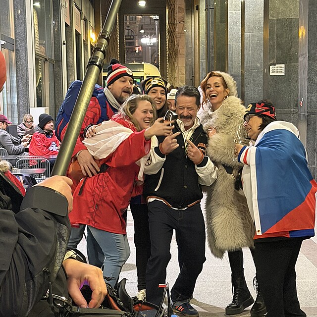 Ji�� Langmajer alias tren�r Hrouzek v Mil�n� s �esk�mi fanou�ky.