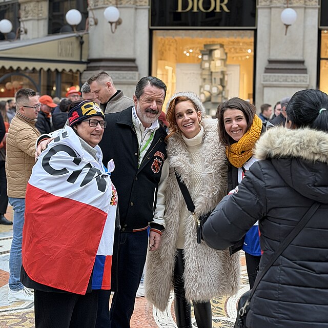 Ji�� Langmajer alias tren�r Hrouzek v Mil�n� s �esk�mi fanou�ky.