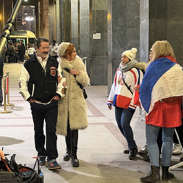 Ji�� Langmajer alias tren�r Hrouzek v Mil�n� s �esk�mi fanou�ky.