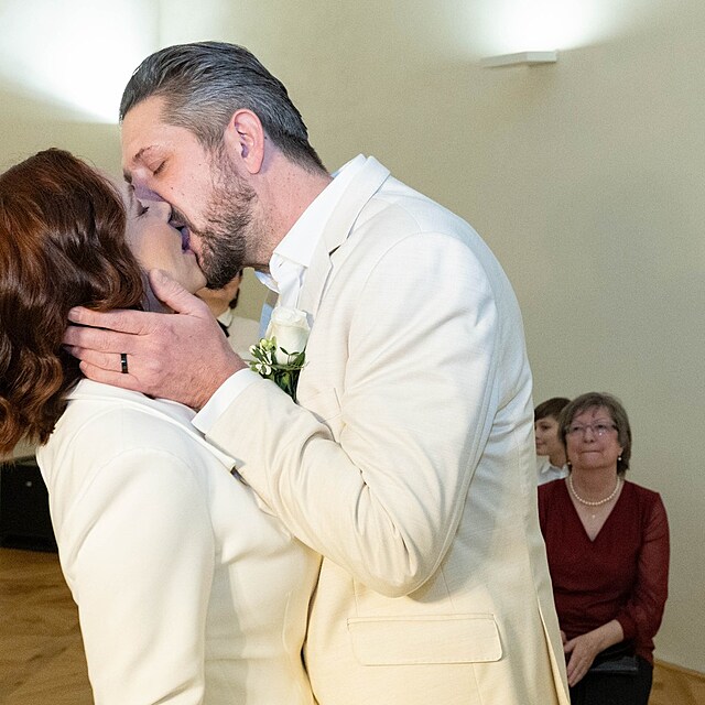 Prvn� man�elsk� polibek byl hodn� v�niv�.