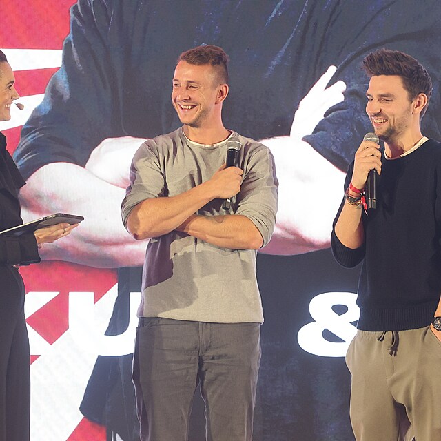 Moder�tory Asia Expressu jsou Va�ek Mat�jovsk� a Jakub �t�fek.