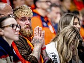 Jake Paul fandil snoubence p�ímo na tribun�.