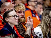 Jake Paul fandil snoubence p�ímo na tribun�.