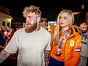 Jake Paul doprovází Juttu Leerdam po celém Milánu.