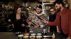 V kuchyni to �ilo: Patrik Géme� a zp�va�ka Elisabeth Kopecká u p�ípravy jídla,...