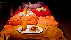 Servírování jako scénografie: �ty�i chody a párování s drinky m�ly vlastní...