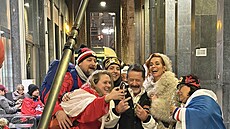 Ji�í Langmajer alias trenér Hrouzek v Milán� s �eskými fanou�ky.