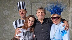 David Pracha� a Sarah Havá�ová s kolegy p�i p�ípravách inscenace D�dictví. Z...