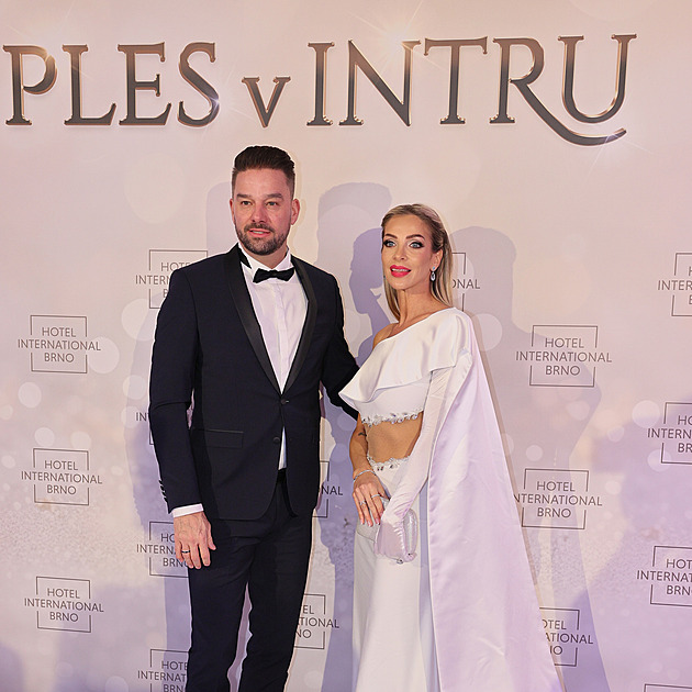 Móda z Plesu v Intru: Schillerová po boku manžela, MMA zápasník šokoval teniskami