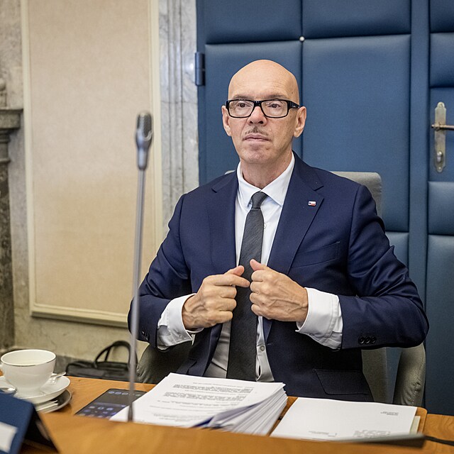 Ministr kultury Oto Klemp�� (Motorist�) p�ed sch�z� vl�dy