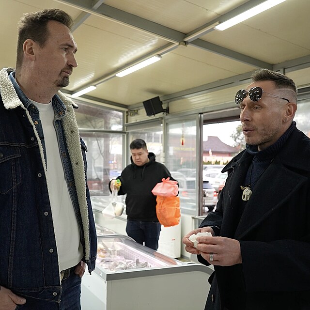 Zp�tky mezi pulty v Sap�. Tuna po ��kolu za stovku� rozj�d� p��b�hy o Persii, Tchaj-wanu a o tom, co se d�lo doma s KFC.