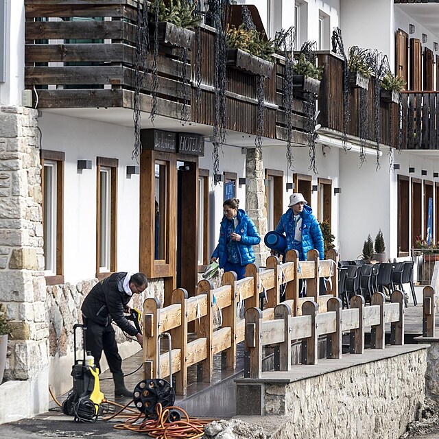 Petra Vlhov� a Kristi�n Piovar�i na hotelu v Cortin�