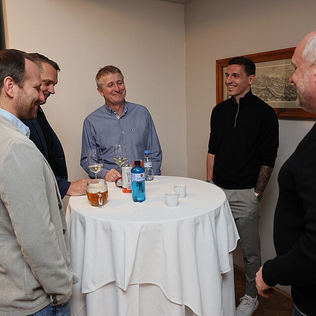 U stole�ku spar�ansk�ch legend bylo veselo. Nechyb�l Tom� Jun, Marek Kincl, Michal Hor��k �i David Pavelka.