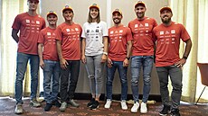 Petra Vlhová se svým týmem. Nalevo je fyzioterapeut Kristián Piovar�i.