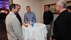 U stole�ku spar�anských legend bylo veselo. Nechyb�l Tomá� Jun, Marek Kincl,...