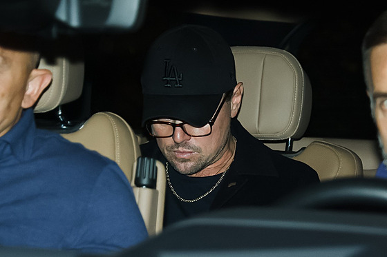 Leonardo DiCaprio p�ijí�dí v doprovodu ochranky na natá�ení.
